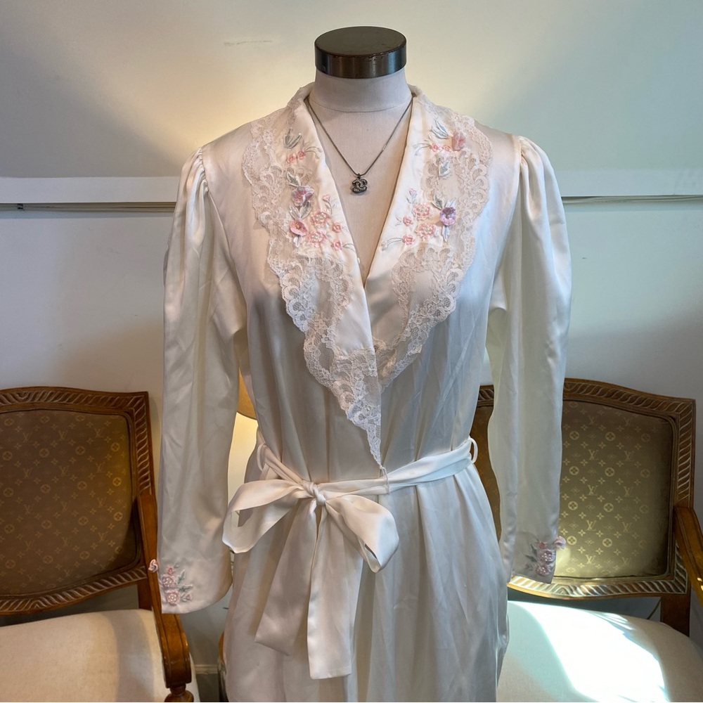 Vintage Sara Beth Elegant White Satin Lace Trimmed Robe w Floral Embroidery